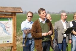 Michael Kruse hält eine Ansprache zum Geburtstag des Wanderweges